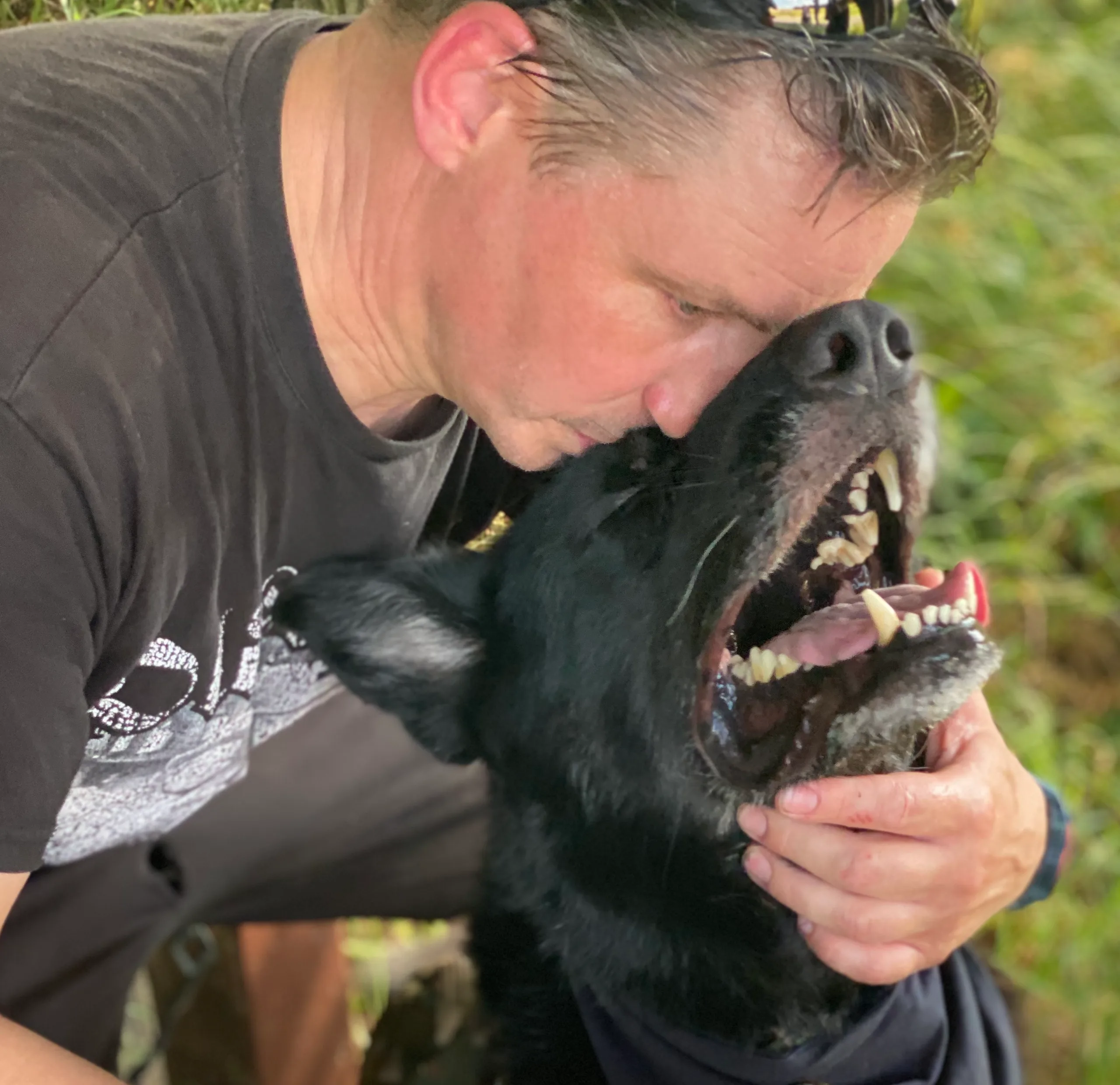 Mann mit seinem Deutschen Schäferhund