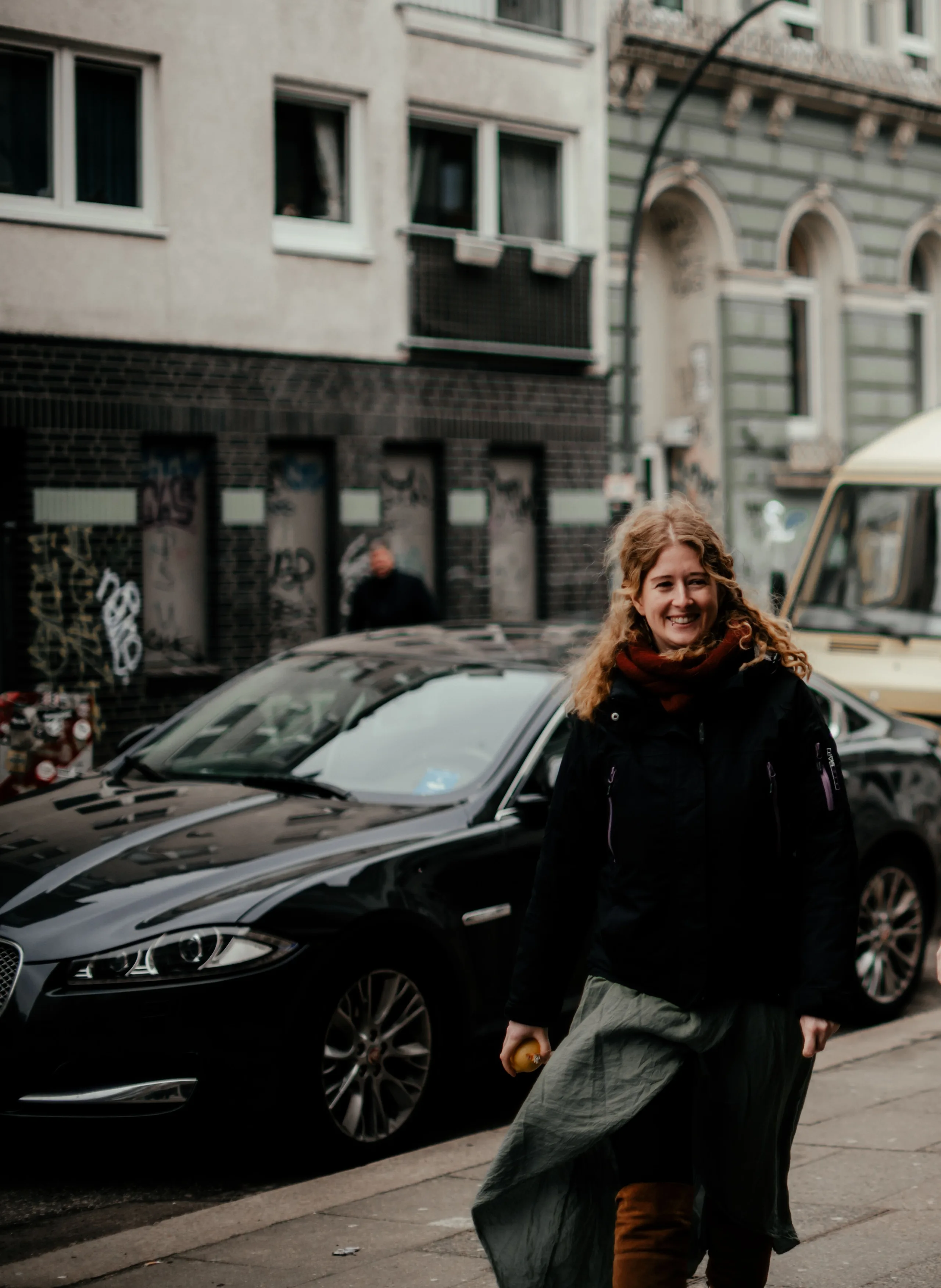 Roxanna spaziert mit einer Zitrone in der Hand